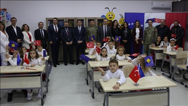 Mehmetçik Kosova'da eğitim alanındaki desteklerine devam ediyor