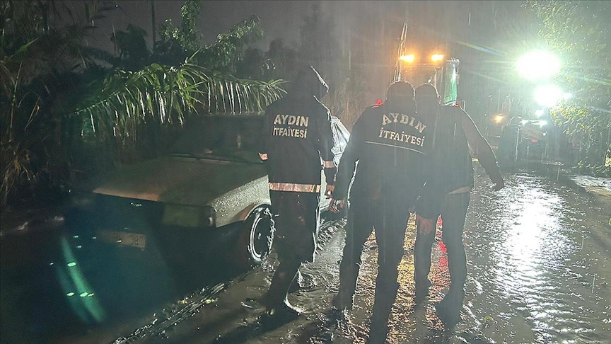 Aydın'da sağanak nedeniyle trafikte aksama yaşandı Aydın'da sağanak nedeniyle trafikte aksama yaşandı