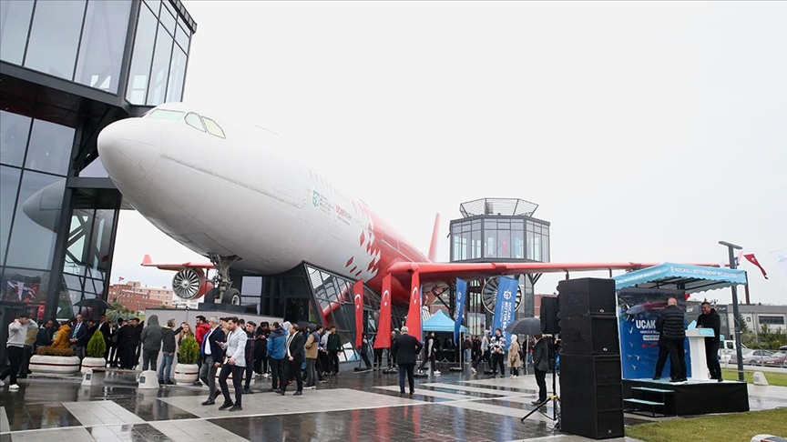 Havacılık ve Bilim Merkezi'ne dönüştürülen uçak ziyaretçilerine kapılarını açtı