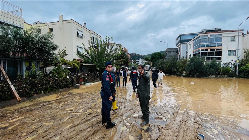 İzmir'in Foça ilçesinde sağanak hayatı olumsuz etkiledi 