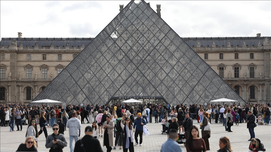 Fransa'da soygunun yaşandığı Louvre Müzesi'nin müdürü istifasını sundu