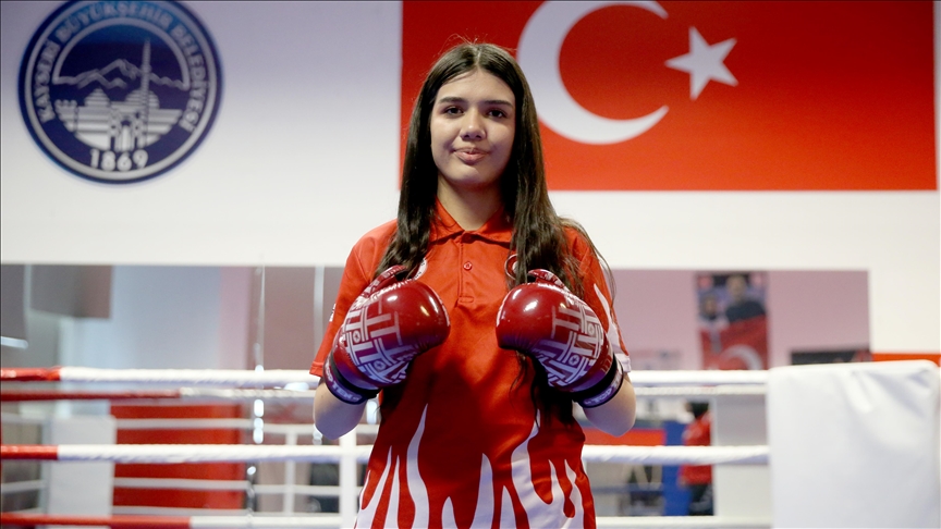 Dünya kupası şampiyonu kick boksçu Elif Ceren hedef büyüttü