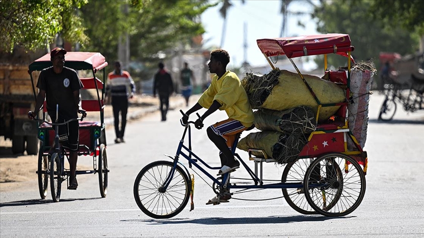 Madagaskar'da yolcu taşımacılığını zamana direnen "puspus"lar sırtlıyor
