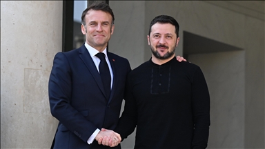 Macron à Bruxelles : “La France reste aux côtés de l’Ukraine pour une paix juste et durable”