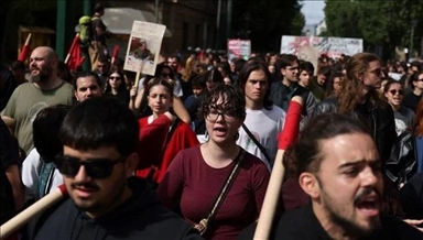 Греческие студенты и преподаватели протестуют в Афинах