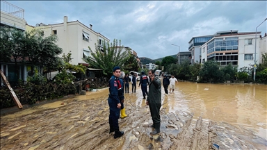İzmir'in Foça ilçesinde sağanak hayatı olumsuz etkiledi 