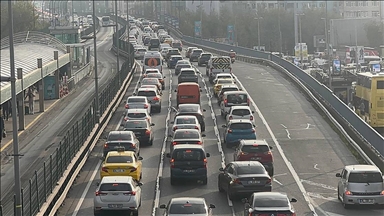İstanbul'da sabah saatlerine trafik yoğunluğu yaşanıyor 