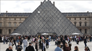 Fransa'da soygunun yaşandığı Louvre Müzesi'nin müdürü istifasını sundu