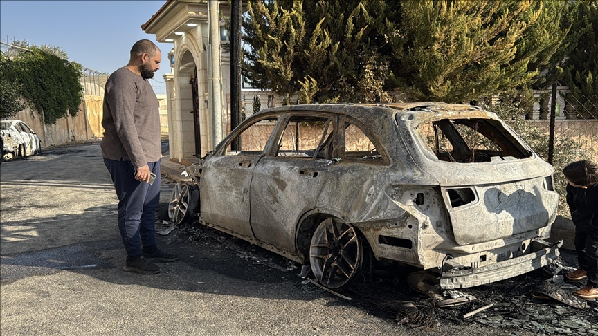 مستوطنون إسرائيليون يحرقون 3 مركبات فلسطينية بالضفة الغربية