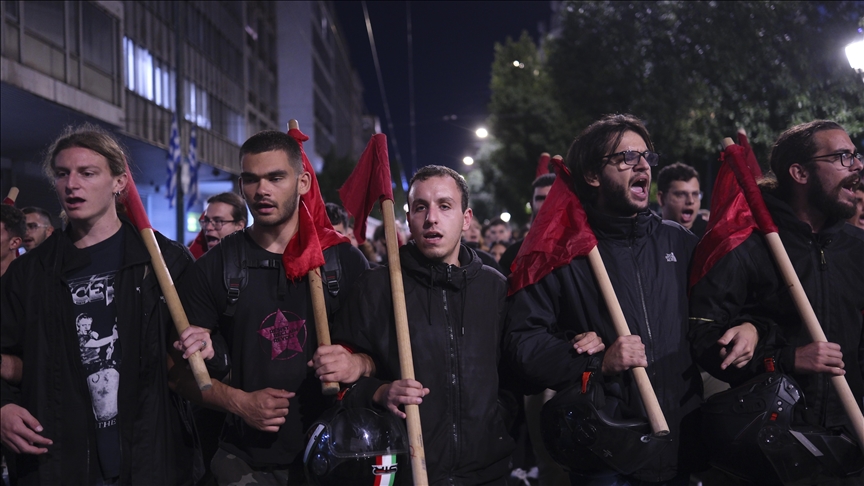 Грчките студенти маршираа против реформите во образованието во Атина