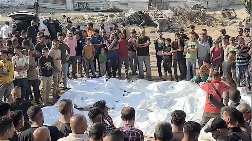 Gazze'de İsrail'in katlettiği 120 kişinin naaşı geçici defnedildikleri yerlerden alınarak mezarlığa taşındı