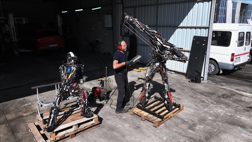 Düzce'de motor ustası Gazze'deki direnişi simgeleyen maket robotlar yaptı