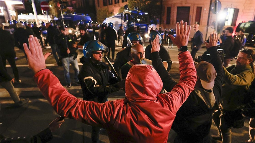 Roma'da Filistin'e destek gösterisine polis, cop ve tazyikli suyla müdahale etti Roma'da Filistin'e destek gösterisine polis, cop ve tazyikli suyla müdahale etti