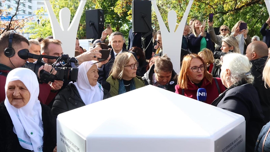 U Beču otkriven spomenik "Cvijet Srebrenice" ispred zgrade Ujedinjenih nacija