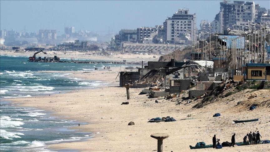 Palestinezët e zhvendosur strehohen në portin e shkatërruar në Gaza