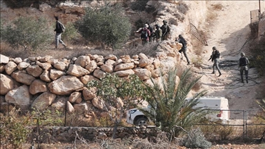 جنود إسرائيليون ومستوطن يعتدون ضربا على مسن فلسطيني جنوبي الضفة