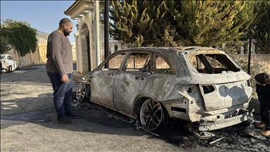 مستوطنون إسرائيليون يحرقون 3 مركبات فلسطينية بالضفة الغربية
