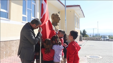Köy okulundaki öğrencilerin "vatan ve bayrak" sevgisi yürekleri ısıttı