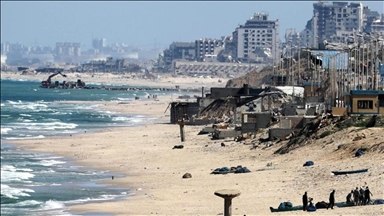 Palestinezët e zhvendosur strehohen në portin e shkatërruar në Gaza