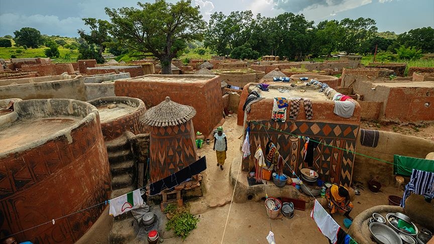 تيبلي.. قرية بوركينية خطت هويتها على جدران الطين