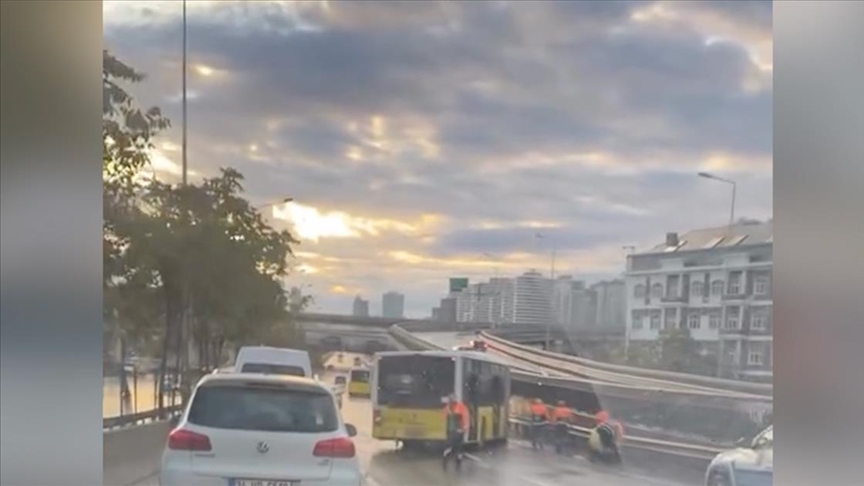 Kadıköy'de İETT otobüsünün bariyerlere çarptığı kazada 2 yolcu yaralandı