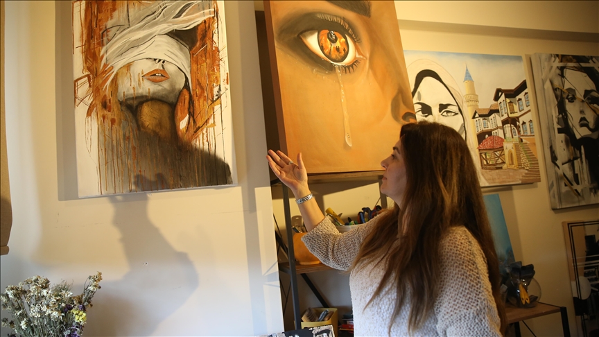 Resim yapmaya 42 yaşından sonra başlayan ressam, tuvaline "güçlü kadınları" yansıttı