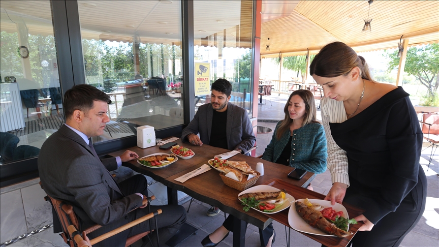 Muş'ta kadın girişimci devlet desteğiyle kurduğu restoranı ailesiyle işletiyor