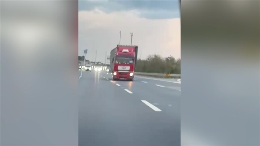 İstanbul'da tırın yolda zikzak çizerek ilerlemesi kamerada