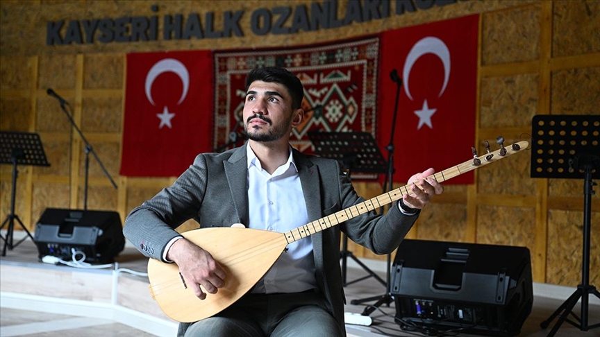 Annesinin 13 yaşında aldığı sazla diyar diyar gezip aşıklık kültürünü yaşatıyor