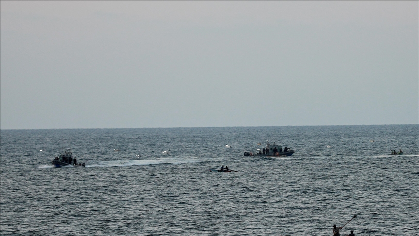 Israeli Navy arrests 3 Palestinian fishermen, destroys 2 boats off Gaza coast