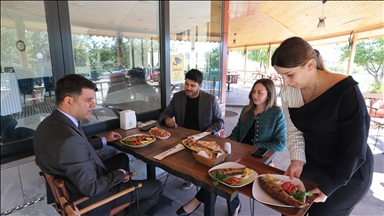 Muş'ta kadın girişimci devlet desteğiyle kurduğu restoranı ailesiyle işletiyor