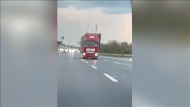 İstanbul'da tırın yolda zikzak çizerek ilerlemesi kamerada