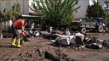 İzmir Foça'daki afetin yaraları sarılıyor