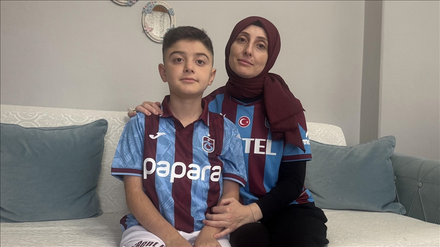 DMD hastası Yavuz Berkay, futbol oynama hayali kurduğu Onuachu ile sahaya çıktı DMD hastası Yavuz Berkay, futbol oynama hayali kurduğu Onuachu ile sahaya çıktı