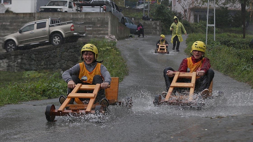 Rize'de tahta arabalar yağmura rağmen "Laz Ralli"de yarıştı