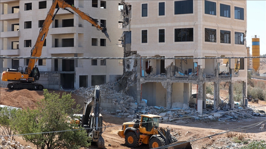 Israeli defense minister orders army to continue demolitions in Gaza