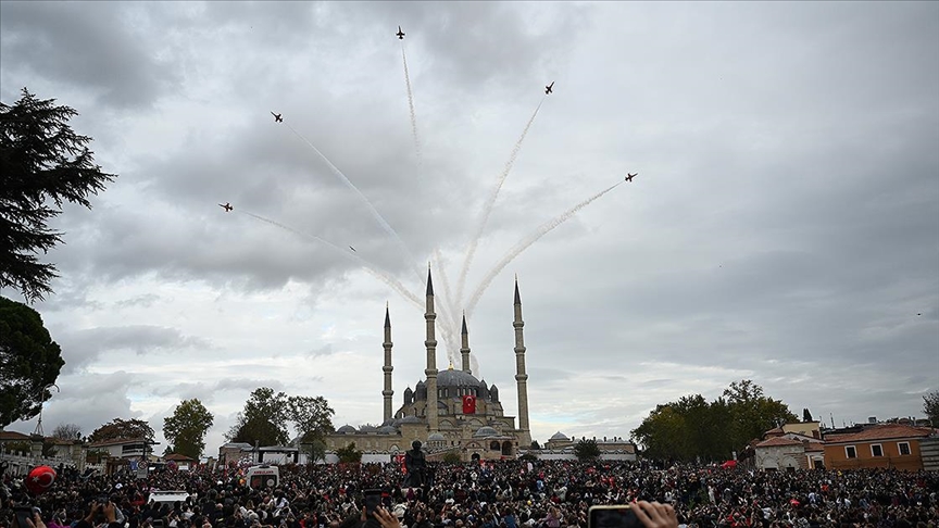 Türk Yıldızları, Edirne semalarında gösteri uçuşu yaptı Türk Yıldızları, Edirne semalarında gösteri uçuşu yaptı