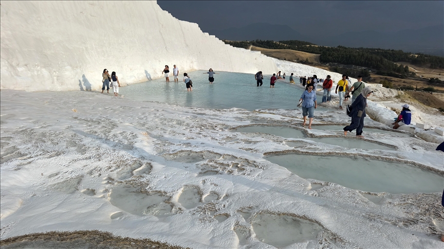 Pamukkale, perla e bardhë e Turqisë që nuk pushon së tërhequri turistë
