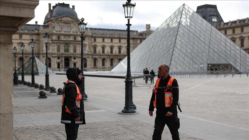 France arrests 2 in $102M jewel heist at Louvre Museum