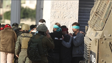 بينهم طفل ومسن.. جيش إسرائيل يعتقل 12 فلسطينيا بالضفة