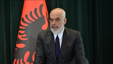 Premijer Albanije objavio da je državna AI ministrica trudna sa 83 djece