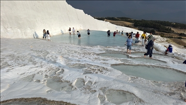 Pamukkale, perla e bardhë e Turqisë që nuk pushon së tërhequri turistë
