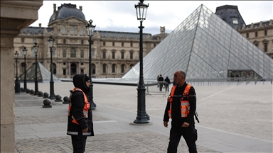 France arrests 2 in $102M jewel heist at Louvre Museum
