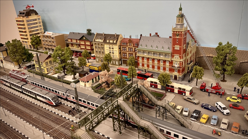 Sofya Merkez Tren Garı'ndaki "küçük tren modeller" gerçek vagonları gölgede bıraktı