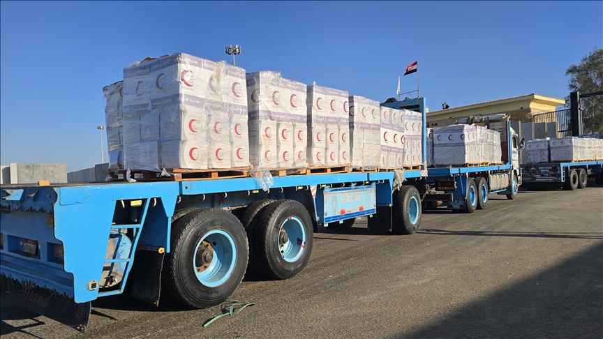Kamionë me ndihma humanitare hyjnë në Gaza përmes pikës kufitare  Karam Abu Salem 