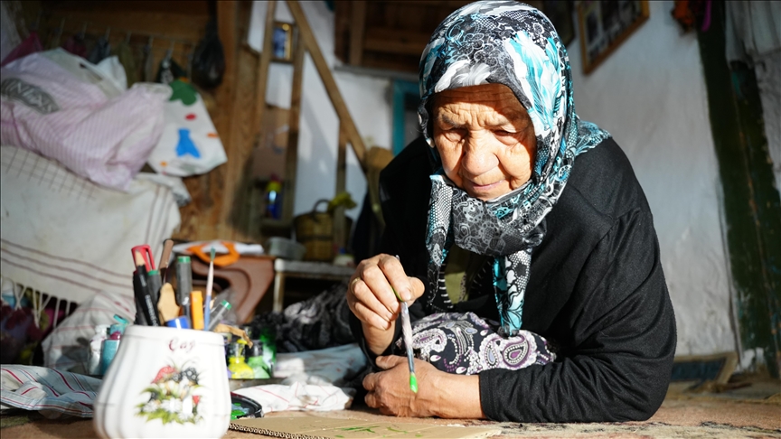 بلوحات تحكي ذكريات.. تركية تجعل منزلها الريفي معرضا فنيا