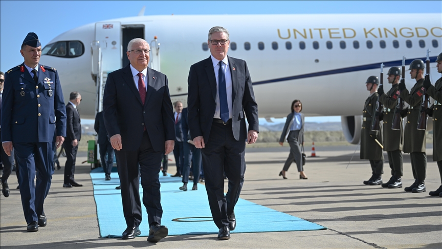 Le ministre turc de la Défense accueille le Premier ministre britannique à Ankara