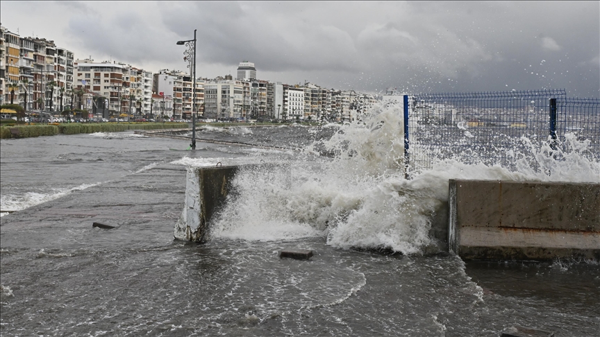 Marmara ile Kuzey Ege'de fırtına ve kuvvetli gök gürültülü sağanak bekleniyor