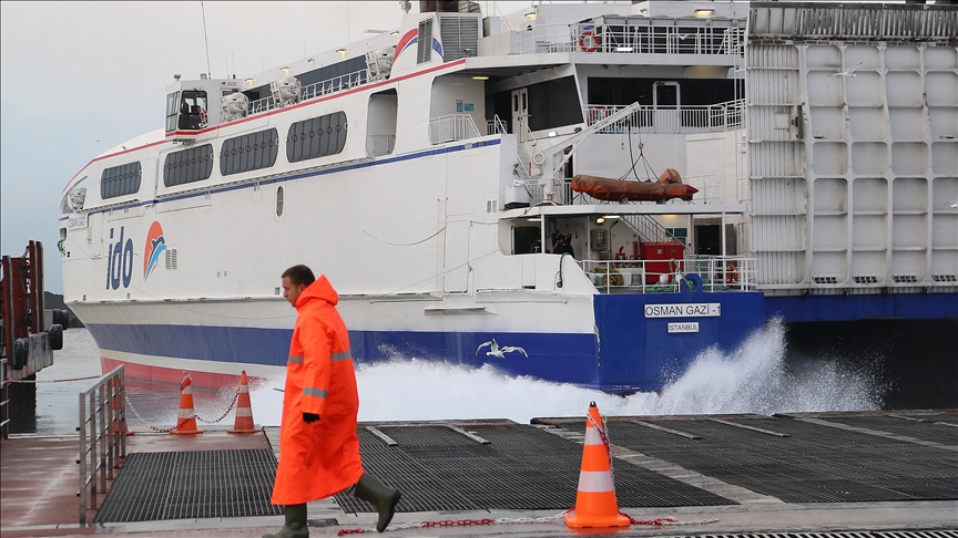 İstanbul'da olumsuz hava koşulları nedeniyle deniz ulaşımında aksama