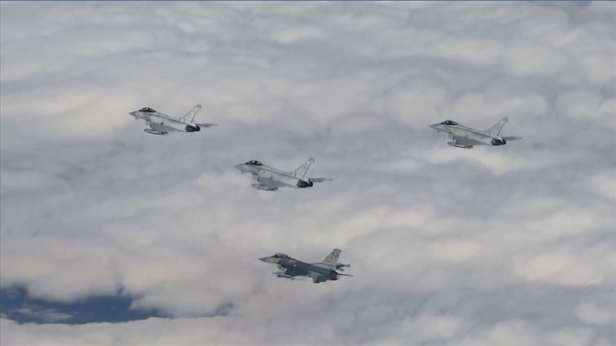 Eurofighter savaş uçaklarını Türk hava sahasında F-16'lar karşıladı Eurofighter savaş uçaklarını Türk hava sahasında F-16'lar karşıladı